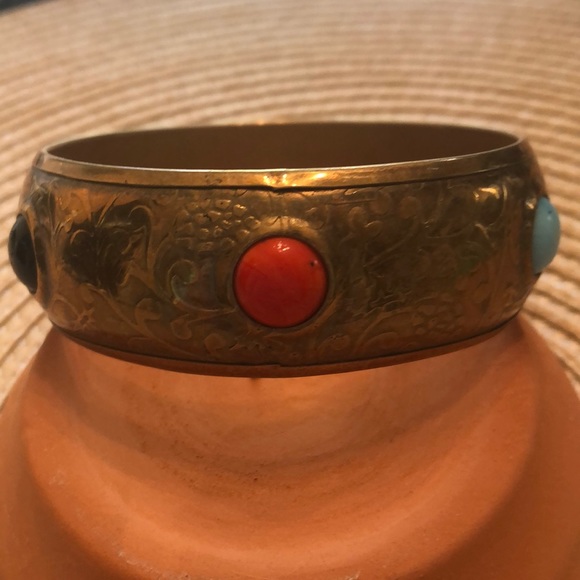 Brass patterned bangle bracelet -colored stones - Picture 2 of 4